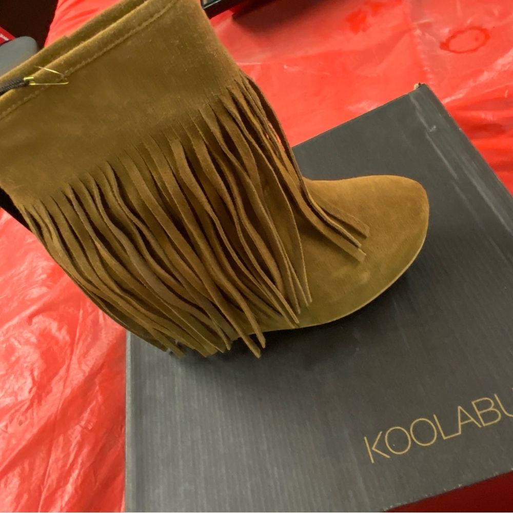 Ladies beautiful slide in suede fringe boot runs small so it’s a size 7 fit
